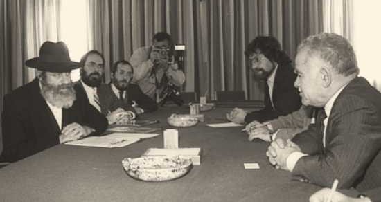 With Uri Zohar (L) and PM Shamir in the PM's private conference room seen in Buried Secrets. (GPO)